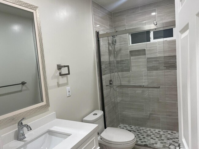 Foto del edificio - 2431 W Jefferson Blvd