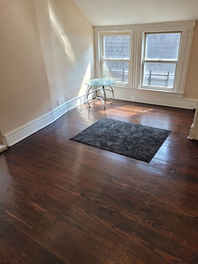 Foto del edificio - 3rd FL apt with private entrance, off St. parking available, heat included