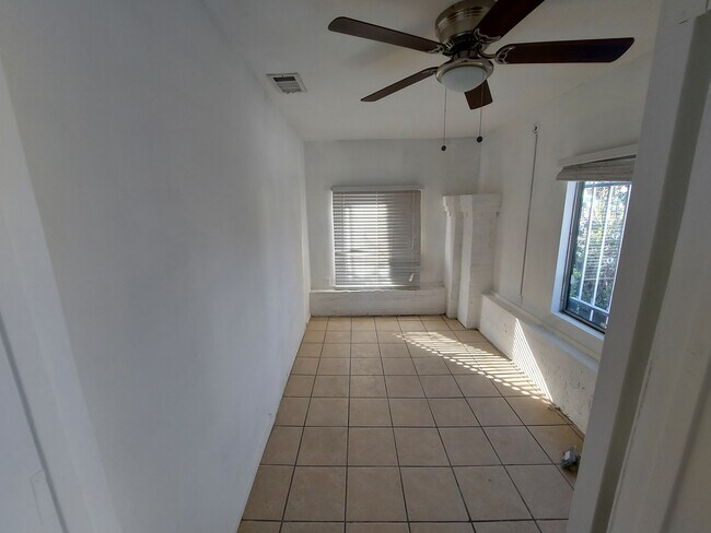Foto del edificio - 1600 W 37th St