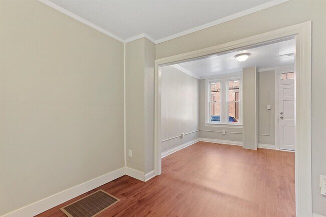 Building Photo - Lovely, renovated three bedroom, one and half bath in York City!