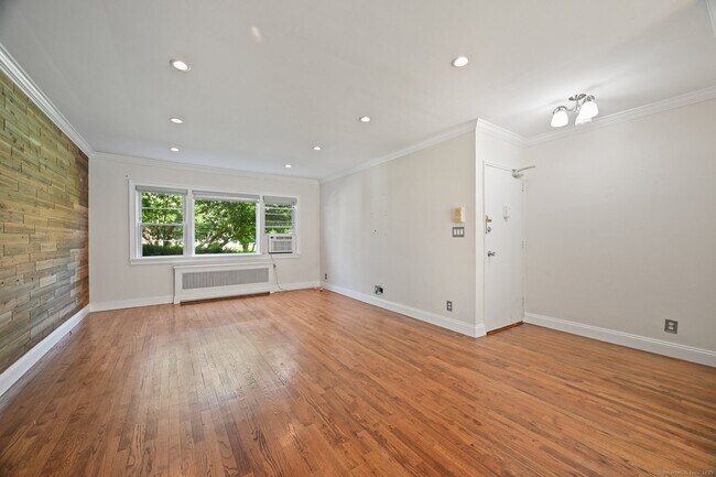 Foto del edificio - 246 Glenbrook Rd
