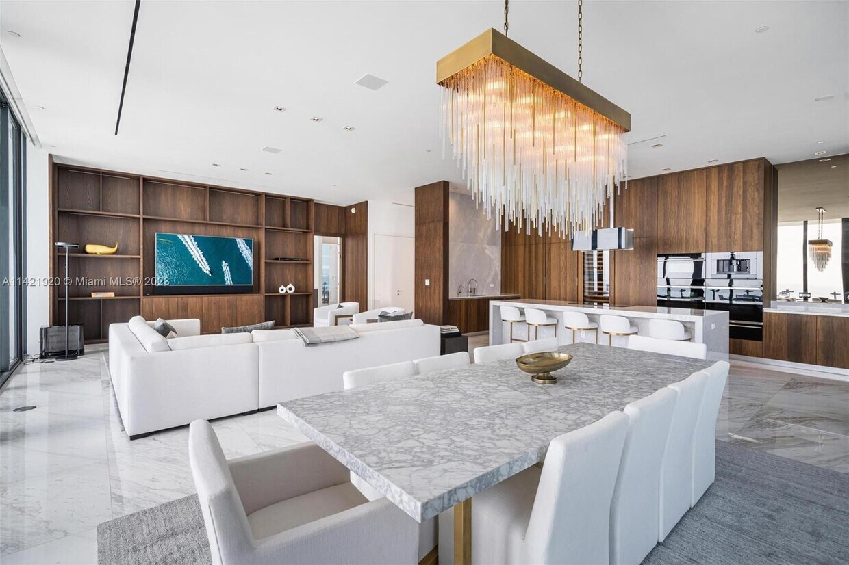 Foto principal - 17141 Collins Ave