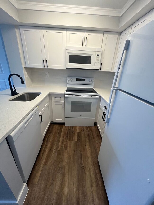 ONE BEDROOM ONE BATHROOM! WATERFRONT COMMUNITY! - ONE BEDROOM ONE BATHROOM! WATERFRONT COMMUNITY! Apartment