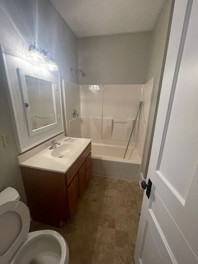 Foto del edificio - 333-335 E Wilson Ave