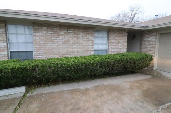 Foto del edificio - 5813 Crest Willow Dr