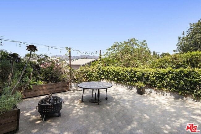 Building Photo - 1026 Coronado Terrace