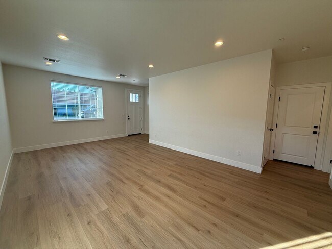 Building Photo - 8461001/85