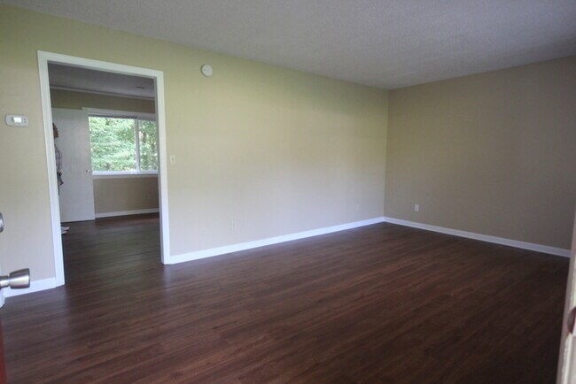 Building Photo - 2BD/1BA Duplex off Bonny Oaks