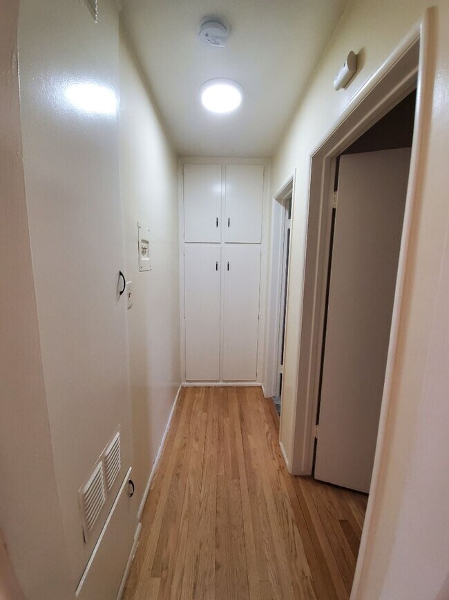 Building Photo - 1-Bedroom 1 bath unit in Van Nuys