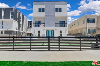 Building Photo - 4547 1/2 Saturn St
