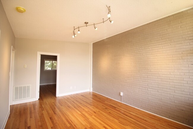 Building Photo - Beautiful 2 Bedroom, 1 Bath home is West Raleigh!  Pet Friendly