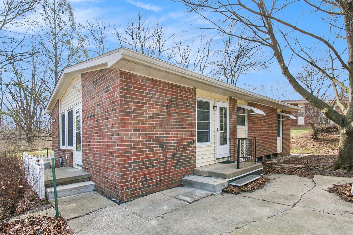Primary Photo - 2071 Winewood Ave