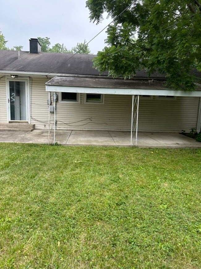 Building Photo - 3 Bedroom Home w/Large Yard and Detached G...