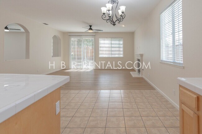 Foto del edificio - Spacious 5-Bedroom Retreat with 3 Full Baths in Beautiful Tracy – Your Perfect Home Awaits on Ten...
