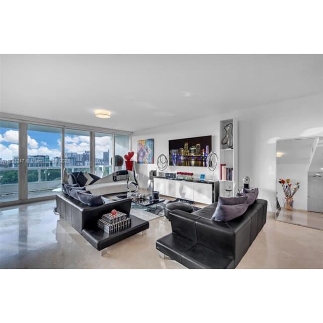 Building Photo - 1643 Brickell Ave