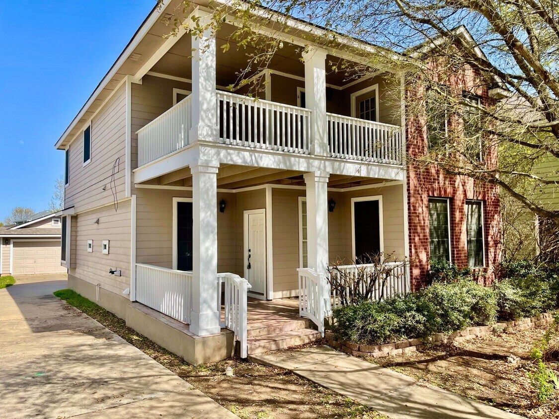 Foto principal - Spacious Home with Multiple Outdoor Living...