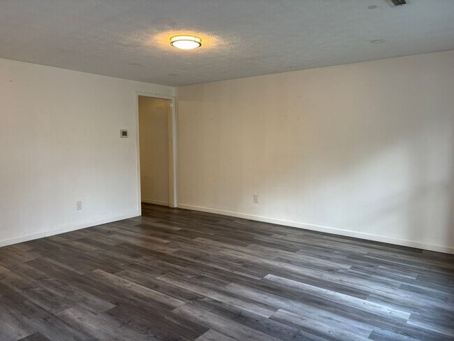 Foto del edificio - Charming single family home on a cul-de-sac that accepts vouchers