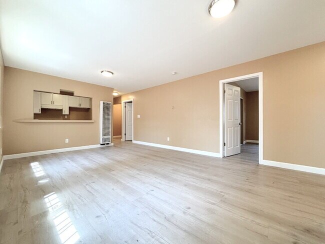 Building Photo - 1385 E Vernon Ave