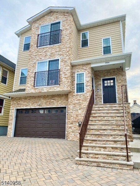 Primary Photo - 906 Flora St