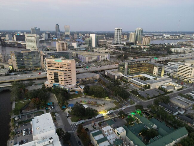 Foto del edificio - Luxurious Two-Story Condo with Breathtaking River Views ?