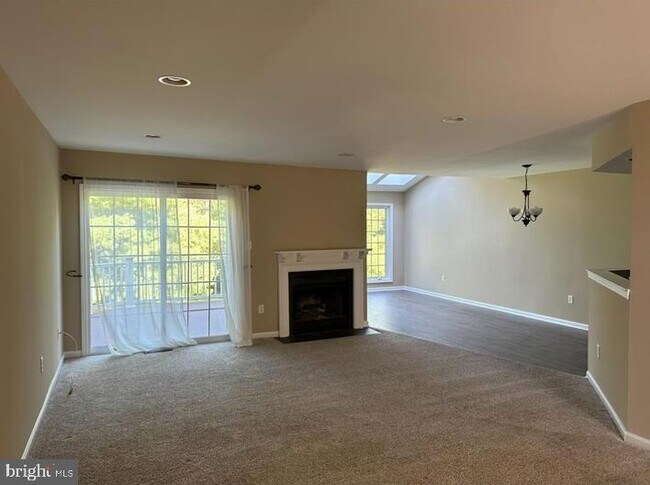Foto del edificio - 203 E Village Ln