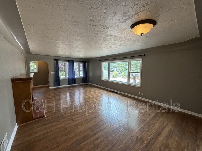 Building Photo - 1019 Poly Dr
