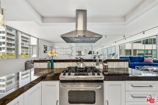 Foto del edificio - 17368 Sunset Blvd