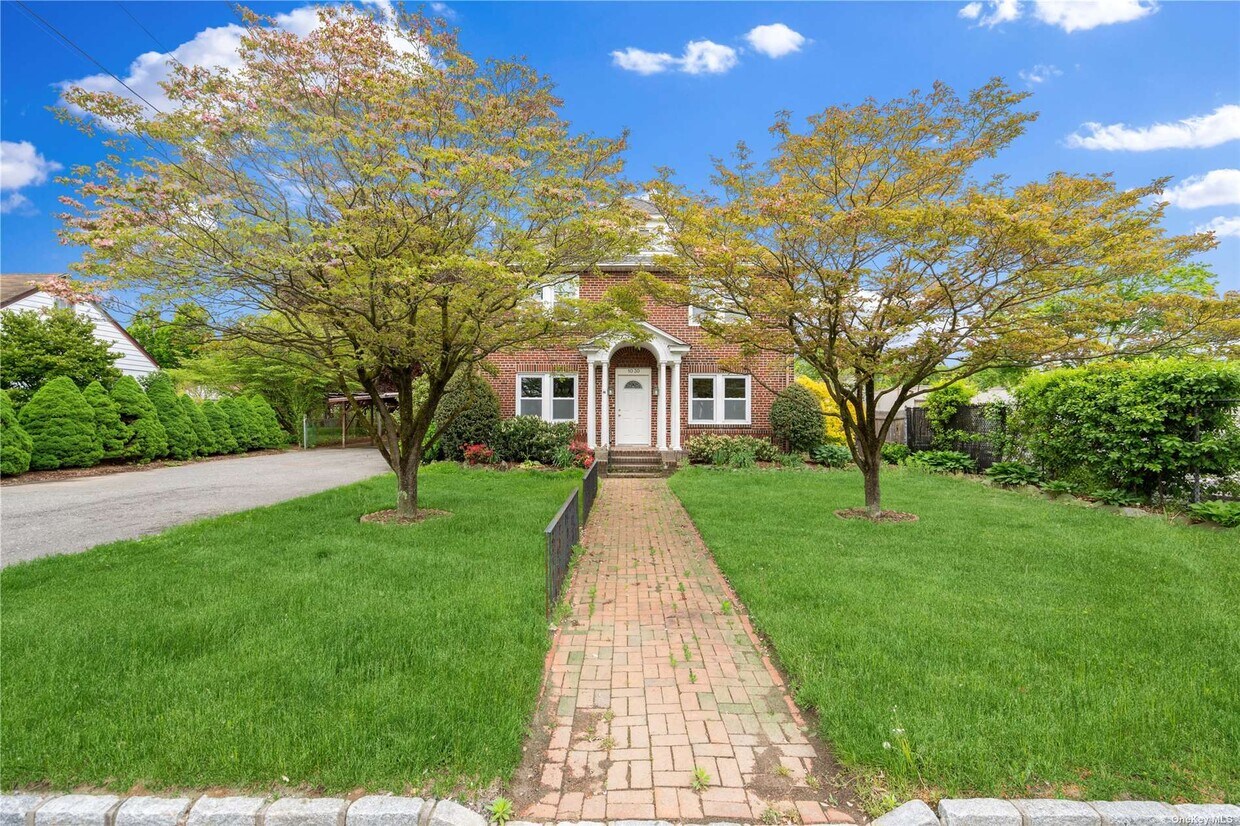 Primary Photo - 1030 Glen Cove Ave