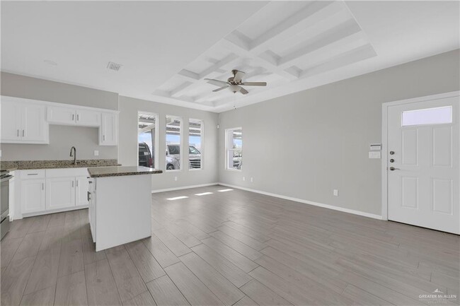 Building Photo - 15 S Dahlia St