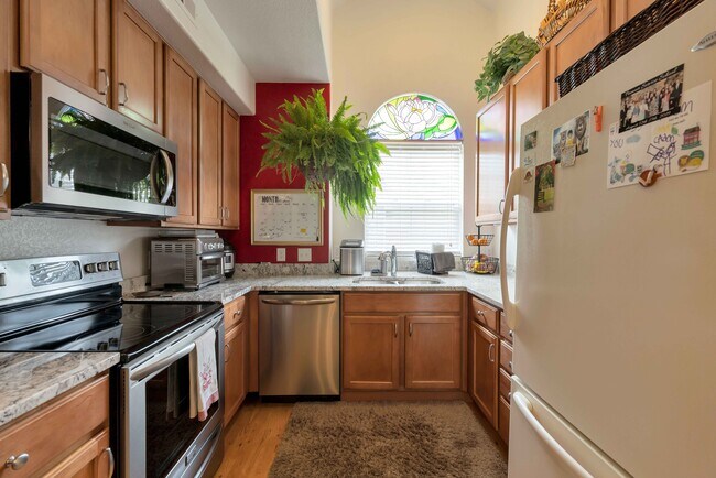 Cocina con encimeras de granito - 16372 E Fremont Ave