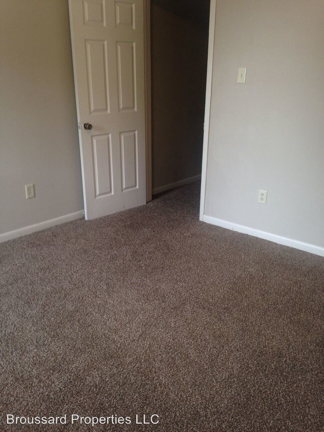 Building Photo - 208 Cantal Dr