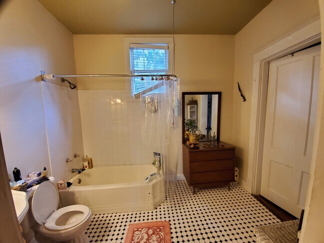 Building Photo - 1152 New Saint Francis St