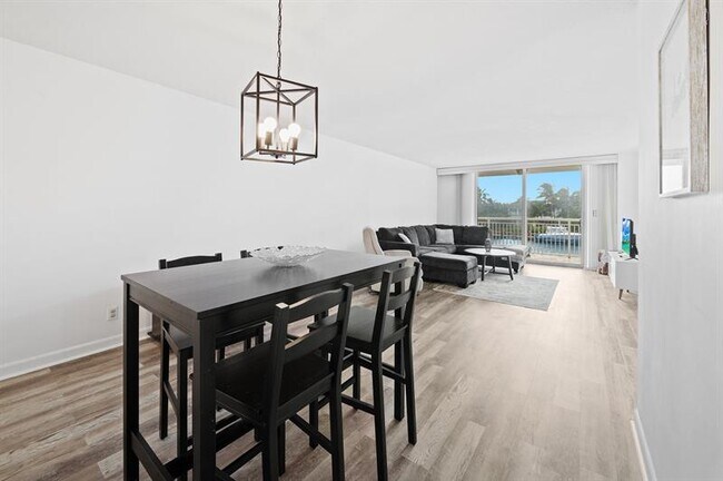 Building Photo - 1050 Hillsboro Mile