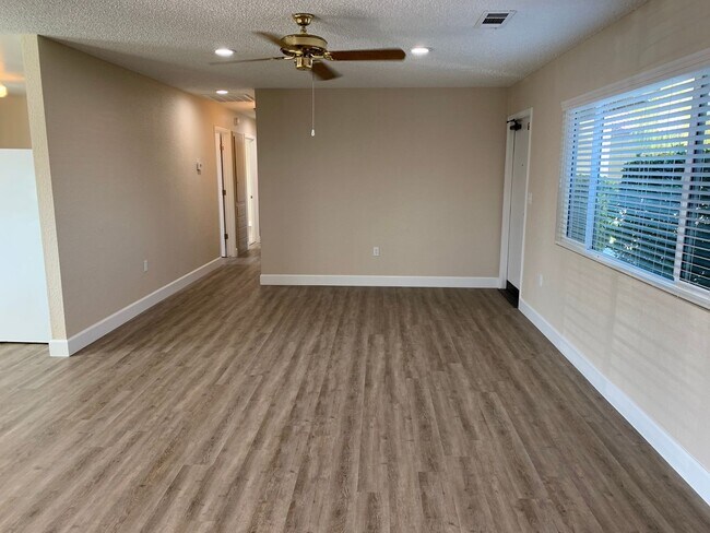 Foto del edificio - Updated home coming soon, all utilities in...