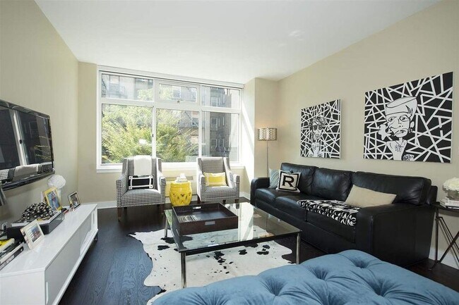 Living room - 1450 Washington St