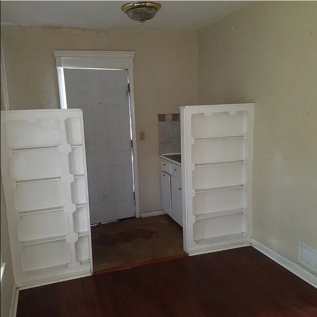 Building Photo - 1303 W 40th
