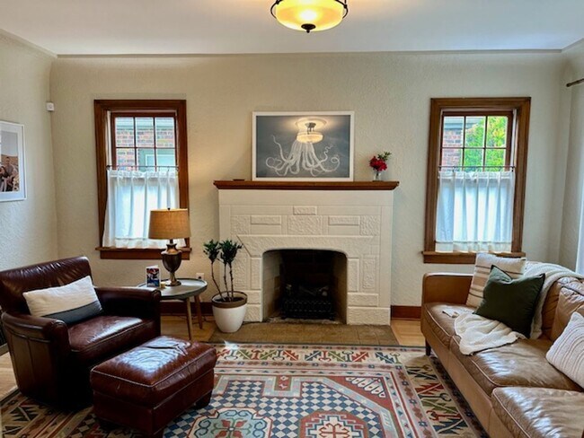 Building Photo - Spacious 4 Bedroom Home Minutes from Green...