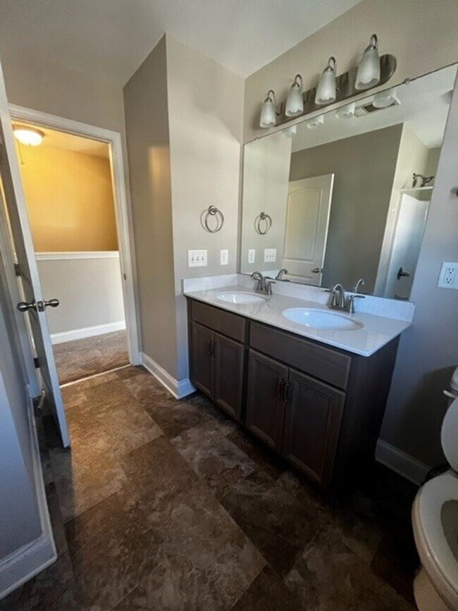 Foto del edificio - Affordable 2-Bedroom Townhome in the Heart of Lebanon, TN!
