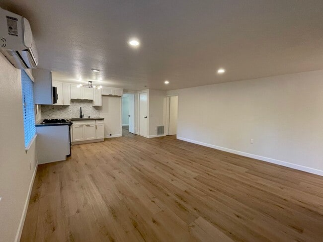 Building Photo - 3141 Hillview Dr N