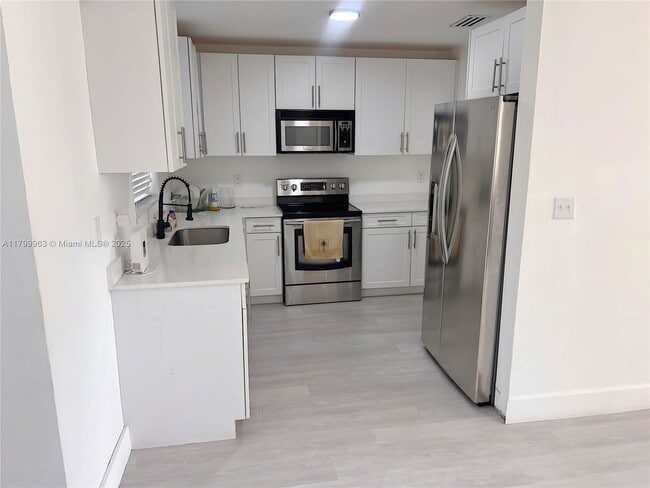 Foto del edificio - 3361 NW 5th Pl