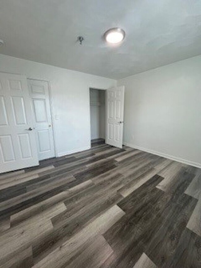 Building Photo - 105 Collegiate Ct