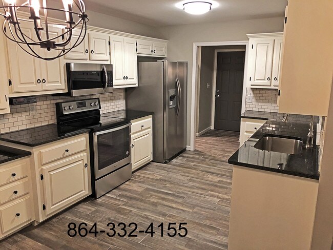 Cocina renovada con encimeras de granito, electrodomésticos de acero inoxidable, placa para salpicaduras y título - 601 Savannah Ct