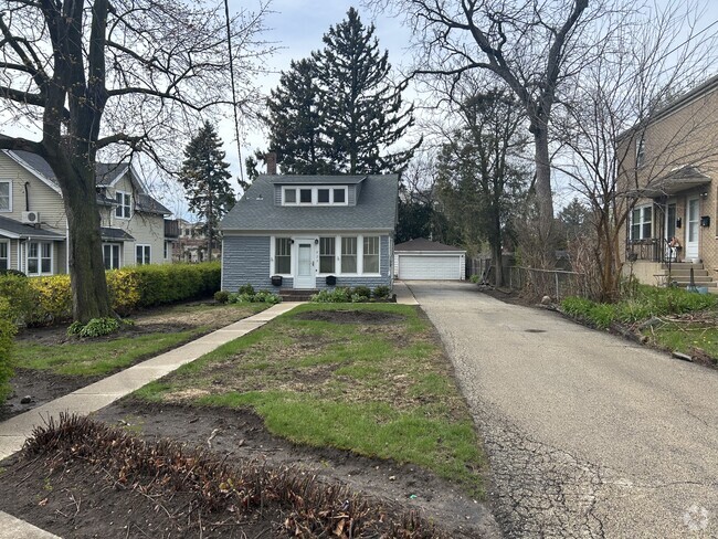 Building Photo - 823 Deerfield Rd