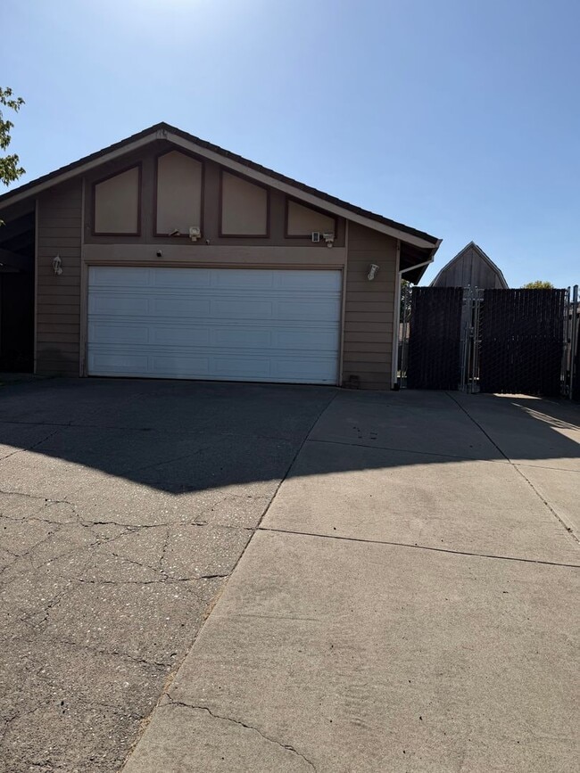 Building Photo - 7860 Summerplace Dr