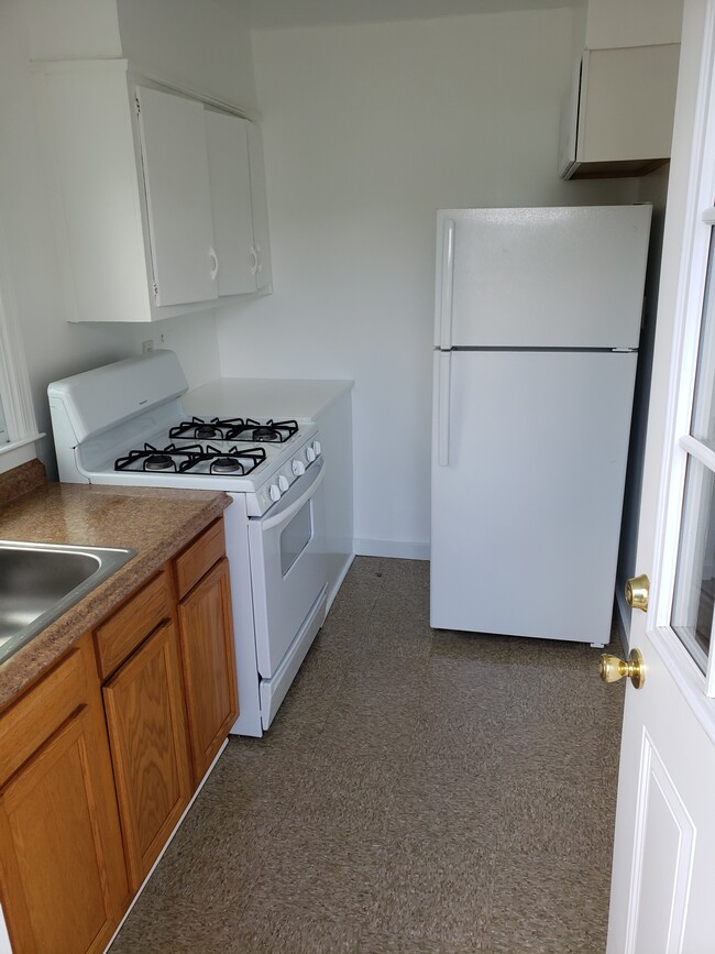 Kitchen - 651 Plater St