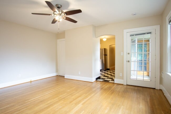 Building Photo - Adorable 1 Bedroom Flat by Laurelhurst Park + SE Belmont!
