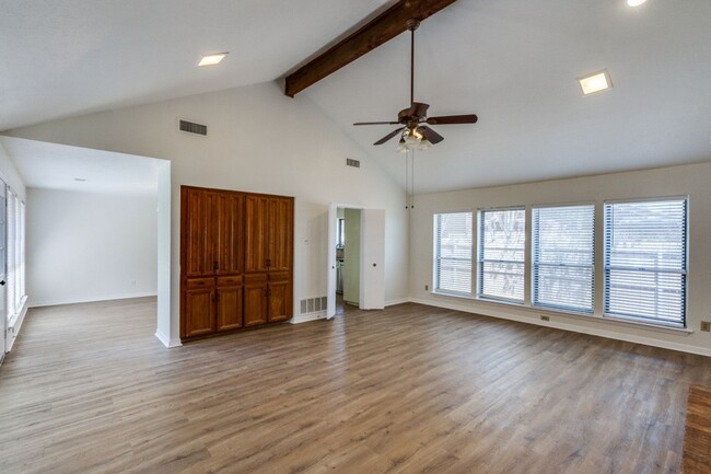 Building Photo - Beautiful and bright Plano home with updates