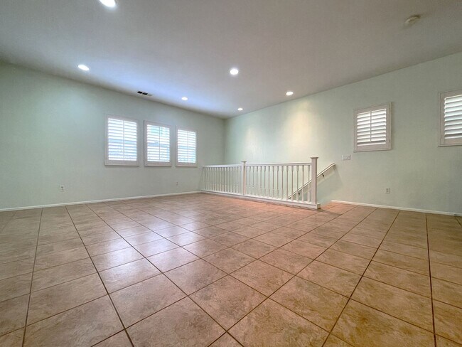 Foto del edificio - 3 bedroom + 4 bath Townhouse in Lake Balboa