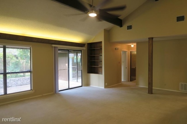 Building Photo - 3 br, 2 bath Townhome - 8606 Mesa Dr A Unit A