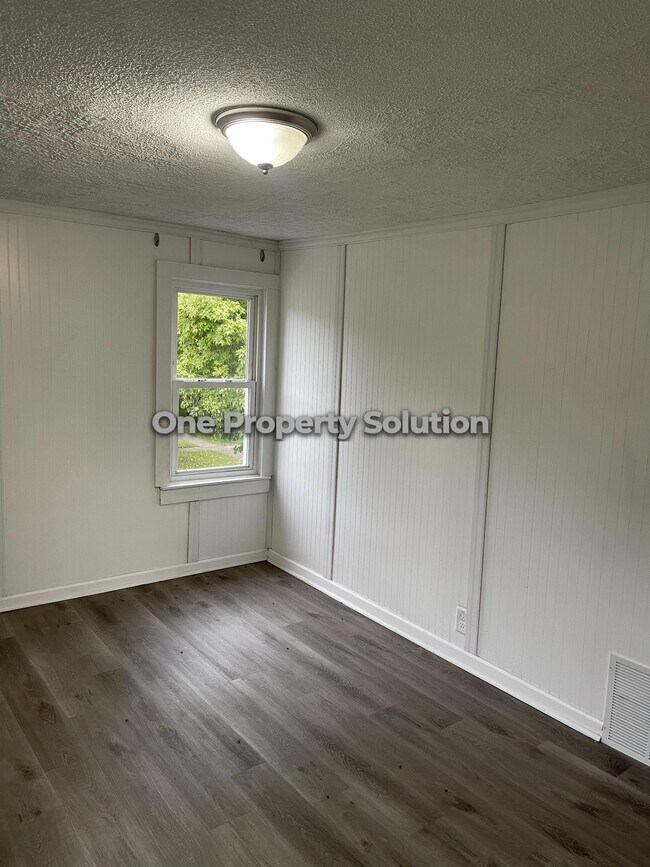 Building Photo - 527 Niesen St